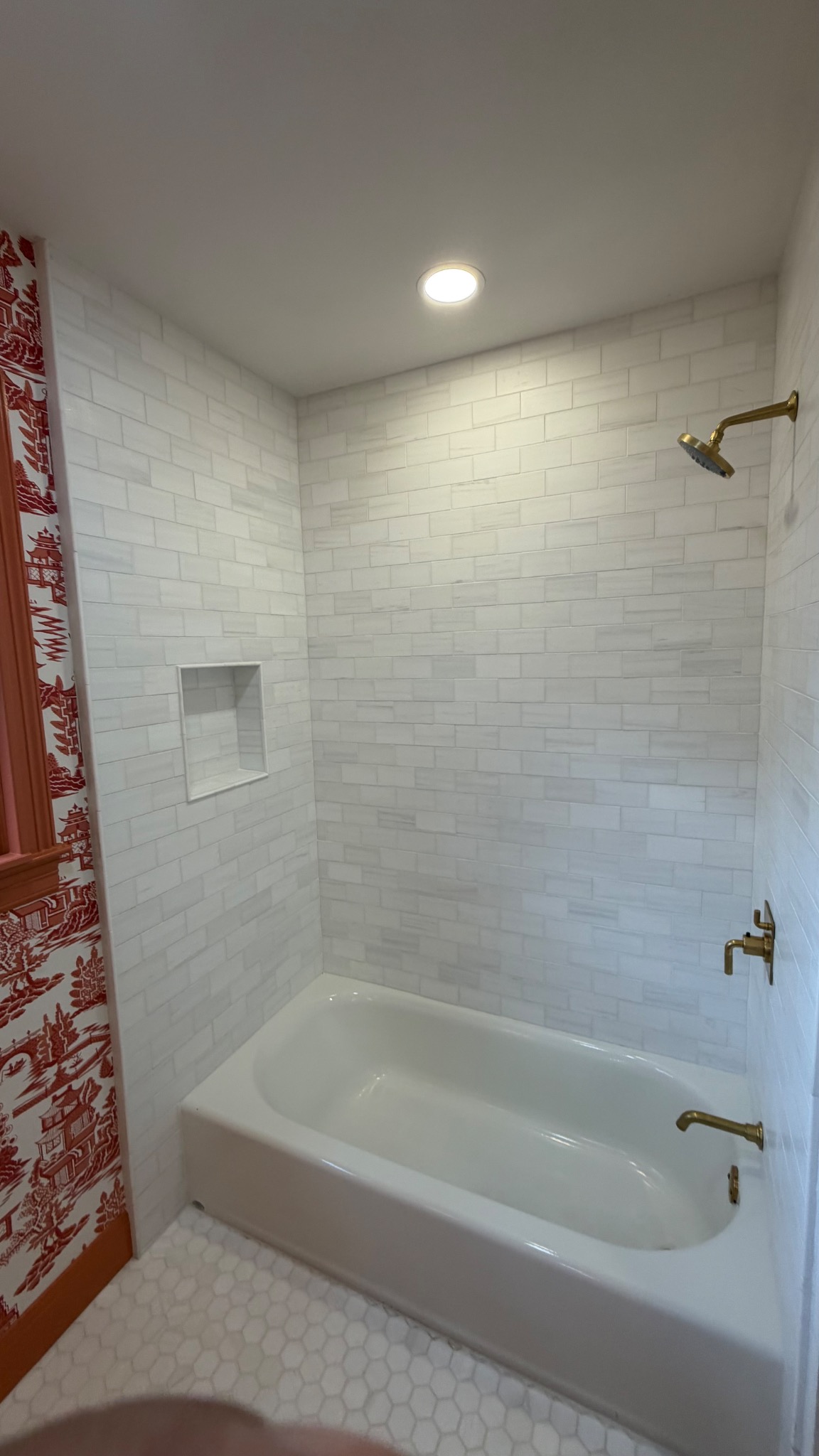 Tile tub surround